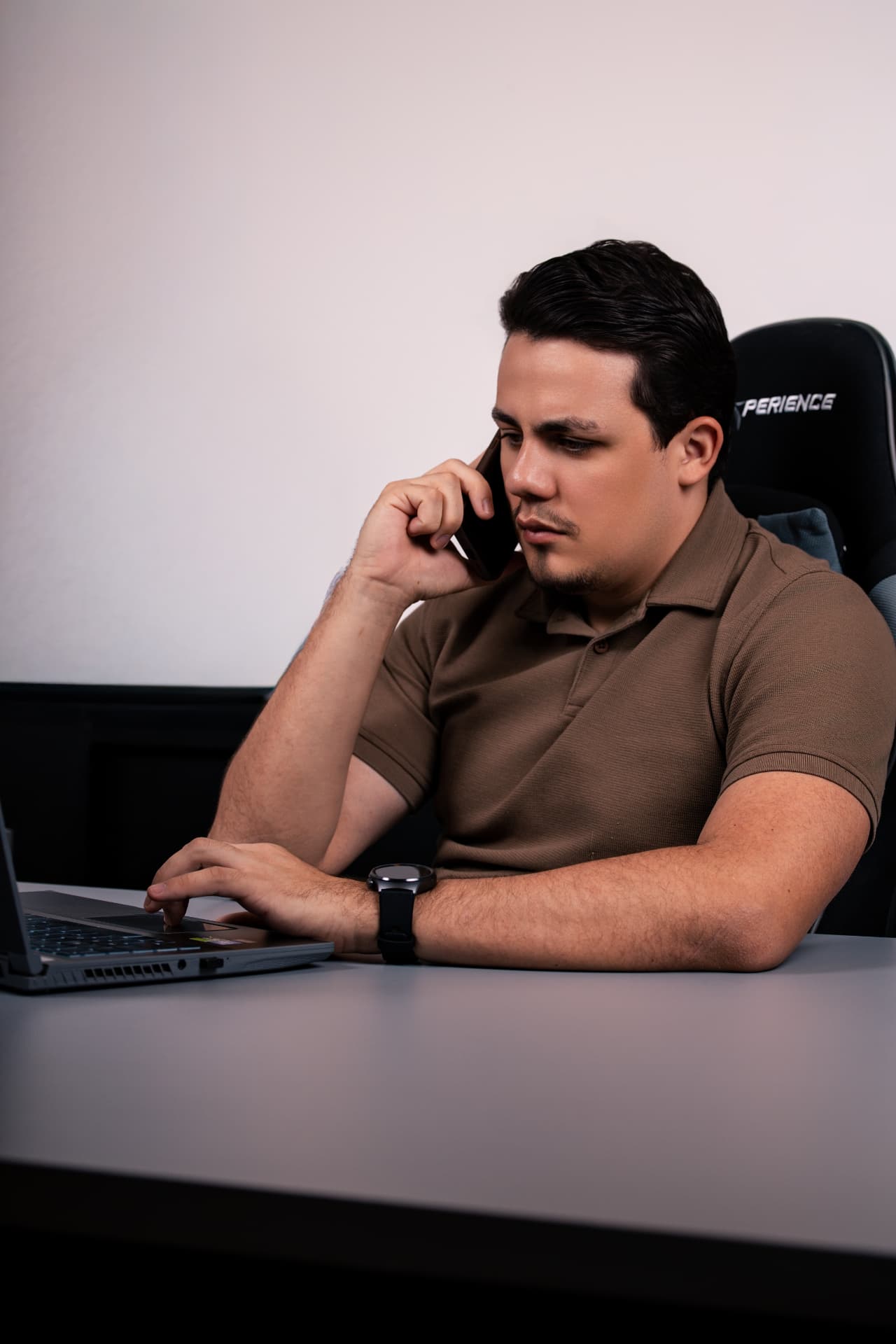 Álex Dias, da Limiare, em atendimento ao telefone